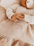 Afbeelding laden in galerijweergave, Teddy en Beer Ruffle Laken Beige Champagne