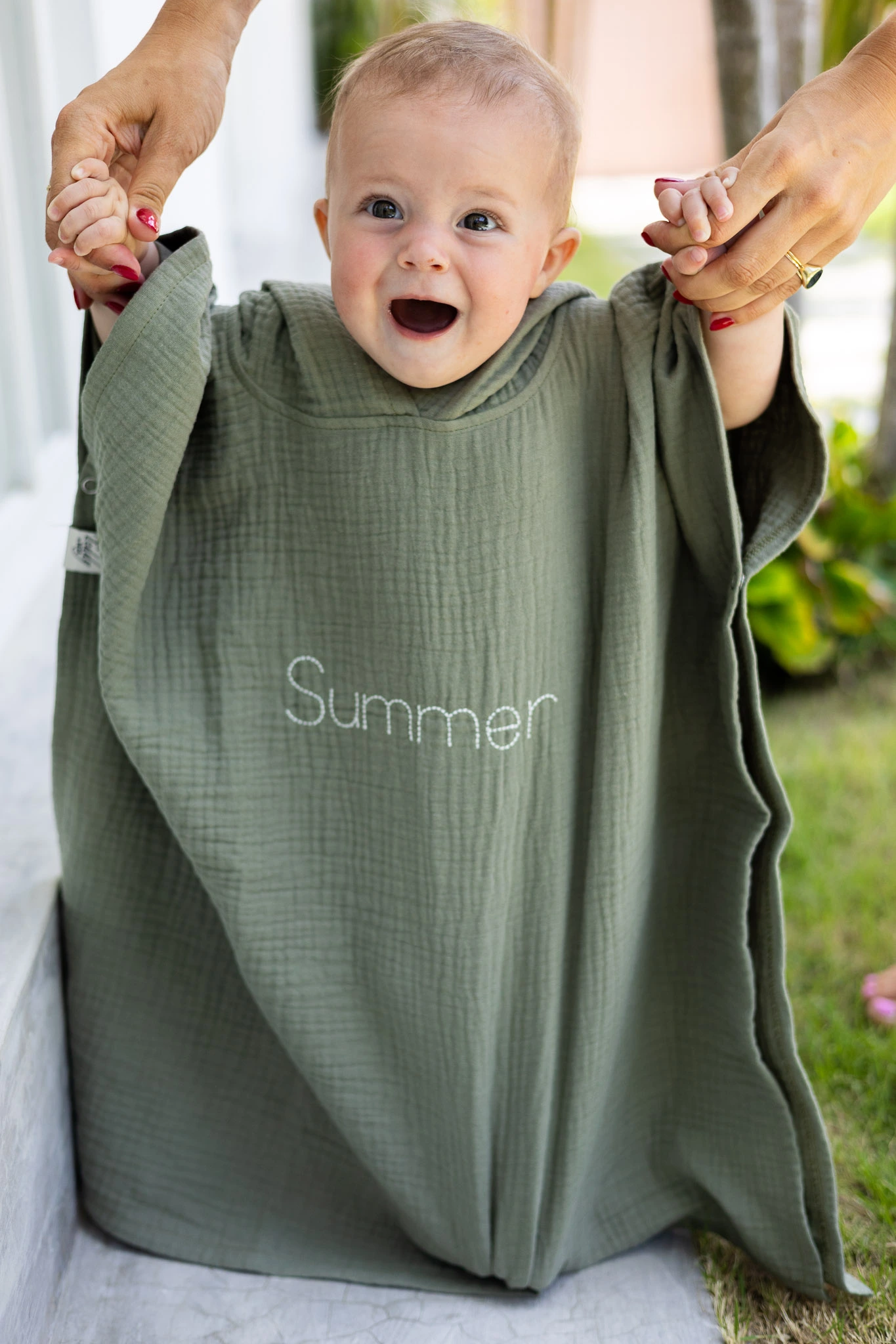 HOMELEVEL badstof poncho voor kinderen - Badponcho voor jongens en meisjes - Met capuchon - Strandponcho van 100% katoen met trendy borduursel HOMELEVEL badstof poncho voor kinderen - Badponcho voor jongens en meisjes - Met capuchon - Strandponcho van 100% katoen met trendy borduursel