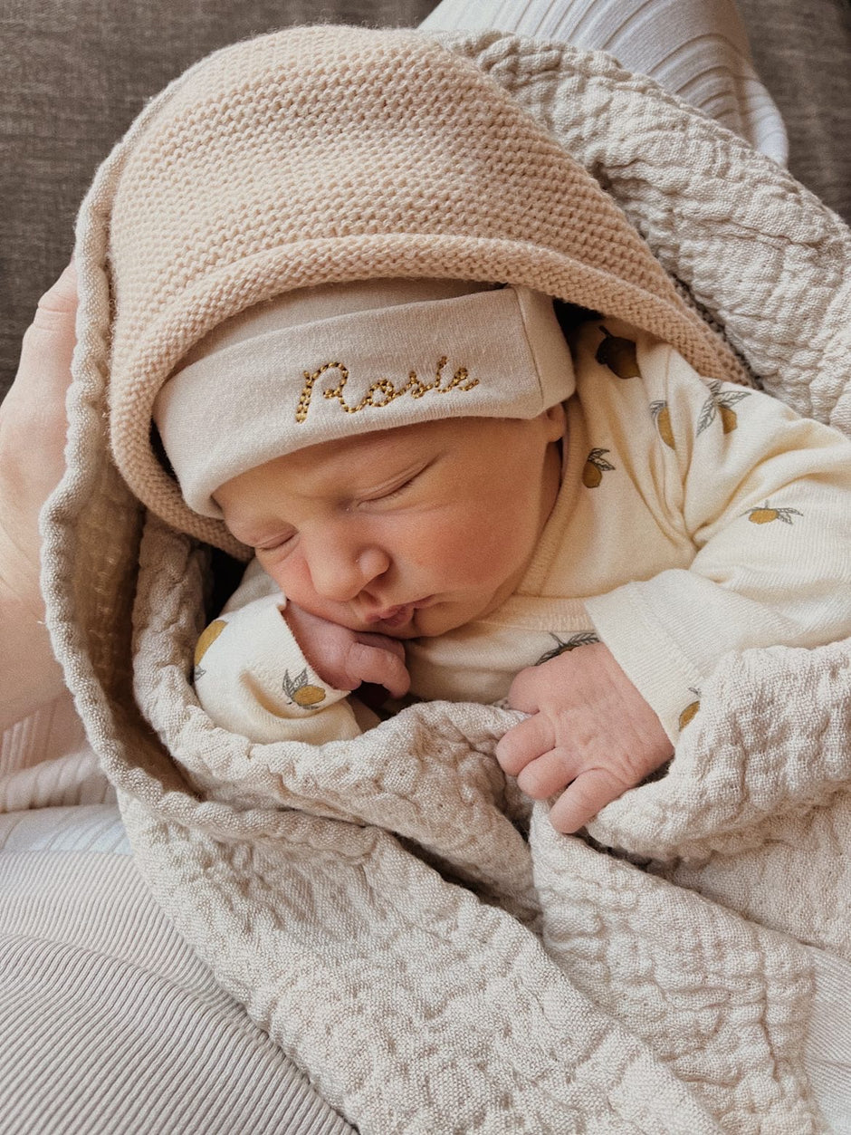 Geboorte mutsje beige met naam