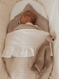 Afbeelding laden in galerijweergave, Teddy Deken & Ruffle Laken Small
